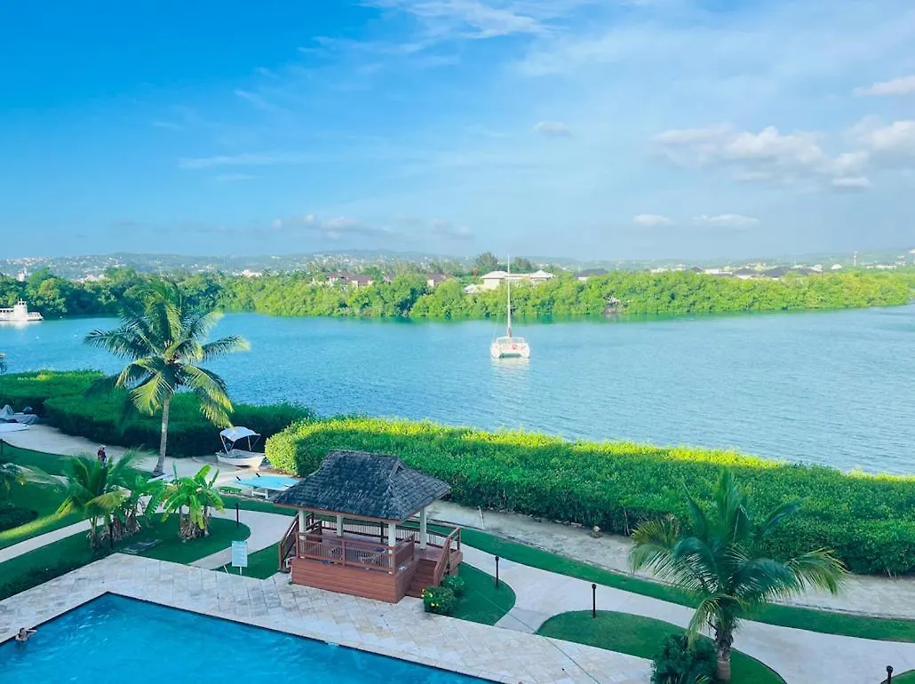 Luxury Apartments And Rooms,The Lagoons 몬테고 베이
